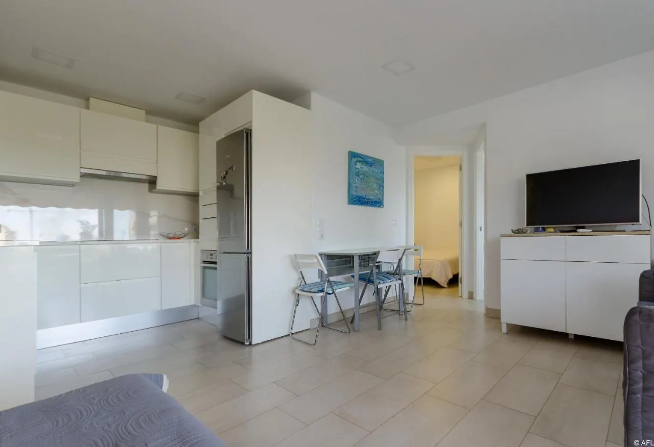 Holiday Apartment With Direct Sea Promenade Access 马斯帕洛马斯
