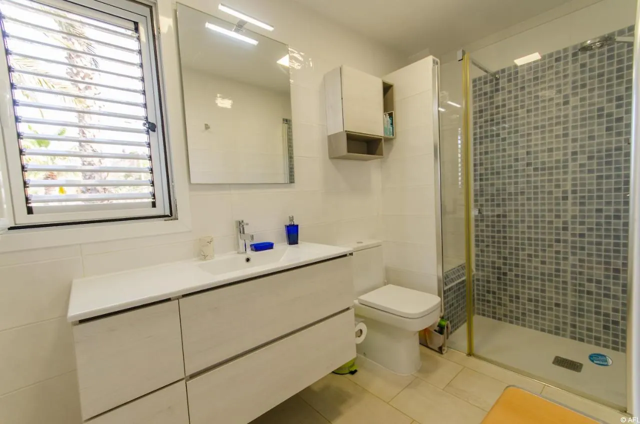 Holiday Apartment With Direct Sea Promenade Access 马斯帕洛马斯