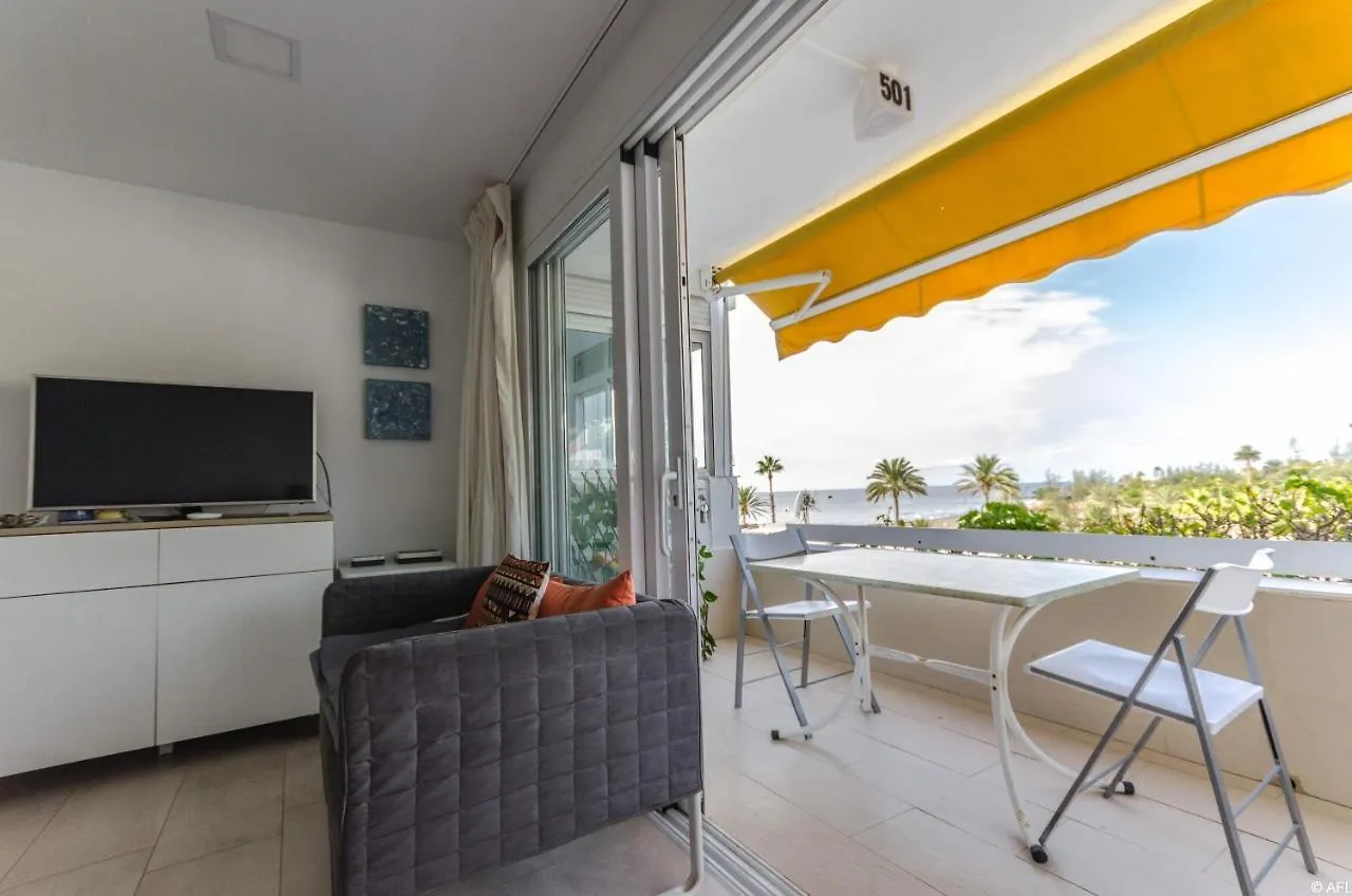 Holiday Apartment With Direct Sea Promenade Access 马斯帕洛马斯